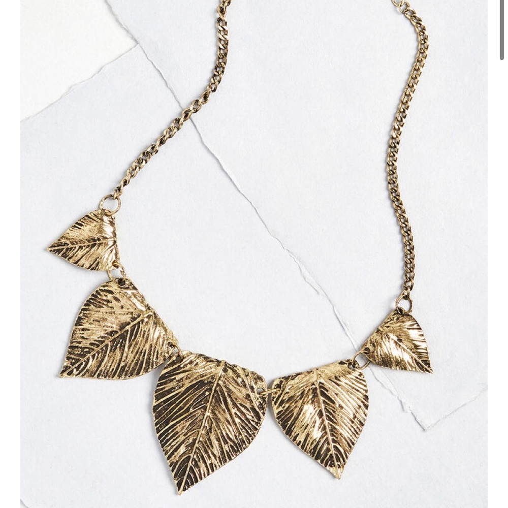 NWOT ModCloth sweet leaf statement necklace